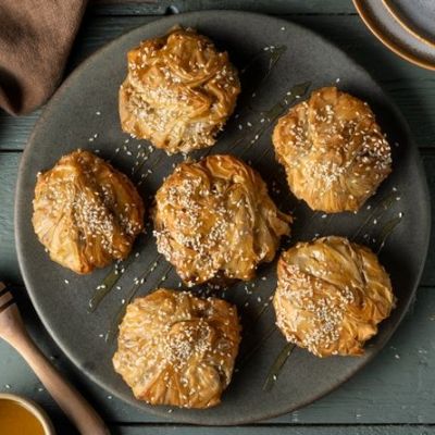 Η πιο νόστιμη συνταγή για χαλβαδοπιτάκια με φύλλο κρούστας είναι αυτή