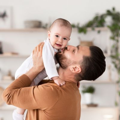 Οδηγός επιβίωσης για νέους μπαμπάδες: 10 χρήσιμες συμβουλές