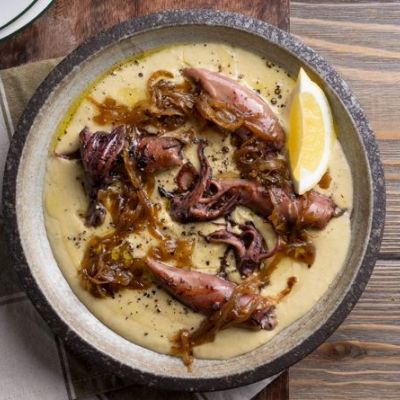 Φάβα με καλαμαράκια και καραμελωμένα κρεμμύδια