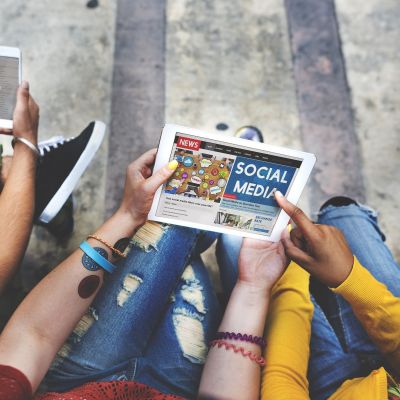 Πώς να αντιδράσετε όταν εντοπίσετε ακατάλληλες αναρτήσεις του παιδιού σας στα social media