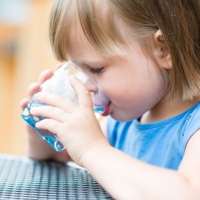 Πώς το νερό συμβάλλει στην υγιή ανάπτυξη του παιδιού