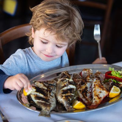 Νέα μελέτη: Πώς η κατανάλωση ψαριού μπορεί να ενισχύσει την καλοσύνη του παιδιού σας