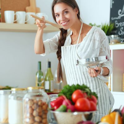 Είναι ασφαλές να μαγειρεύετε με ξύλινη κουτάλα; Τι λένε οι ειδικοί