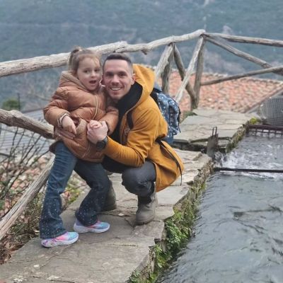 Απίθανη η Σοφία Πετρούνια στα push-ups - Ο Λευτέρης Πετρούνιας καμαρώνει