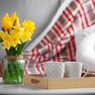 Coffee table: 10 έξυπνες και εύκολες ιδέες για ανοιξιάτικη διακόσμηση τραπεζιού