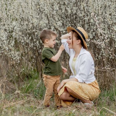 Οι millennials επικρίνονται για το gentle parenting - Μήπως όμως δικαιώνονται από την επιλογή τους;