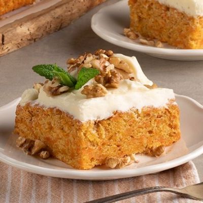 Carrot cake ταψιού με frosting από τυρί κρέμα