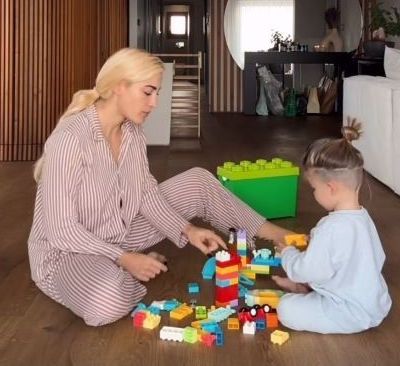 Πάρης Αλεξάνδρου: Πήρε πατίνι για να πηγαίνει στο σχολείο- Δεν ήταν, όμως, ο μόνος που ενθουσιάστηκε