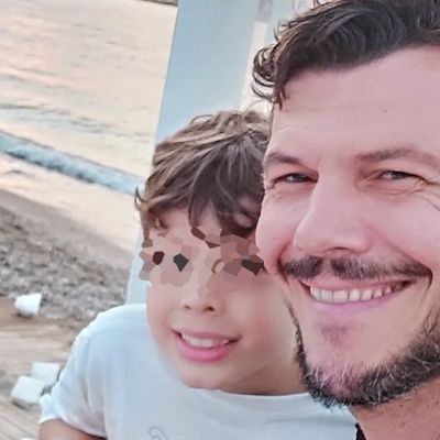 Μια εικόνα γεμάτη συναίσθημα: Ο Ιωάννης Παπαζήσης και ο γιος του σε ασπρόμαυρο φόντο