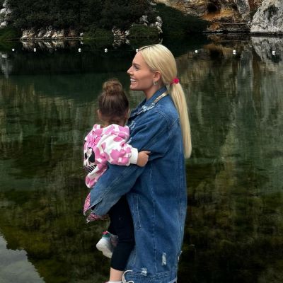 Ιωάννα Μαλέσκου: Η ανοιξιάτικη απόδραση με την κόρη της στη Λίμνη Βουλιαγμένης