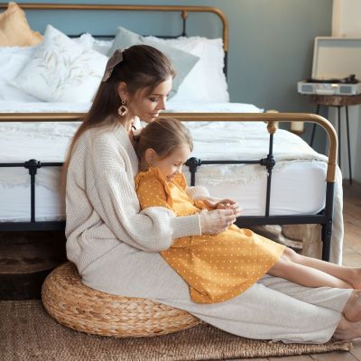 Εκείνοι που μεγάλωσαν με μια μαμά που έμενε στο σπίτι συχνά εμφανίζουν αυτά τα 7 χαρακτηριστικά