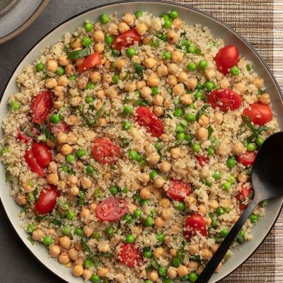 Θρεπτική συνταγή για σαλάτα με κινόα, ρεβύθια και λαχανικά