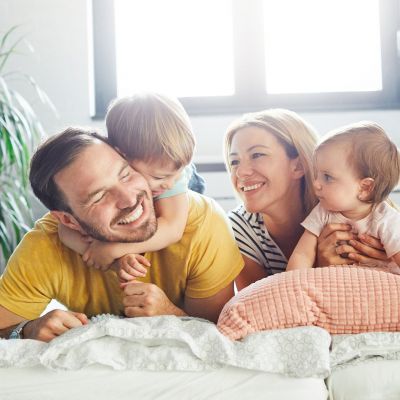 Οι γονείς που έχουν τις πιο στενές σχέσεις με τα ενήλικα παιδιά τους κάνουν 7 πράγματα από νωρίς