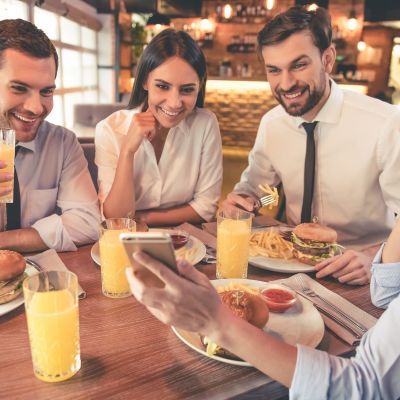 Γιατί δεν μπορούμε να αποχωριστούμε τους παιδικούς μας φίλους,ακόμα κι όταν δεν έχουμε τίποτα κοινό;