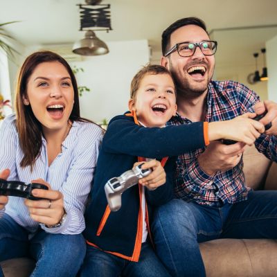 Γιατί οι γονείς ανησυχούν λιγότερο όταν τα παιδιά παίζουν βιντεοπαιχνίδια; Τι δείχνει έρευνα