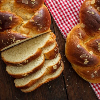 Φτιάξτε αφράτο πολίτικο τσουρέκι με τα παιδιά