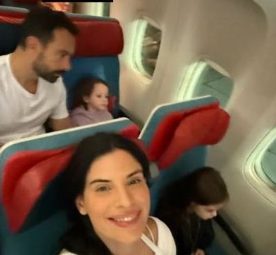 Μπόμπα - Τανιμανίδης: Αναχώρησαν για το Μπαλί - Φώτο με τις δίδυμες και τη γιαγιά Ματούλα