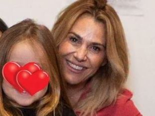 Τζένη Μπότση: Η κόρη της διαλέγει πασχαλινά δώρα για τους φίλους της