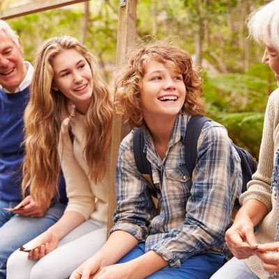 9 φράσεις που χρησιμοποιούν οι παππούδες και γιαγιάδες και απομακρύνουν τα εγγόνια τους