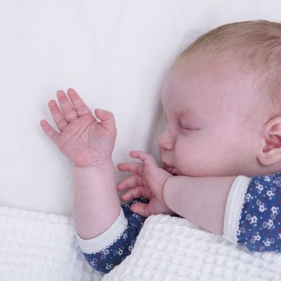 Γιατί τα μωρά κοιμούνται με τα χέρια ψηλά;