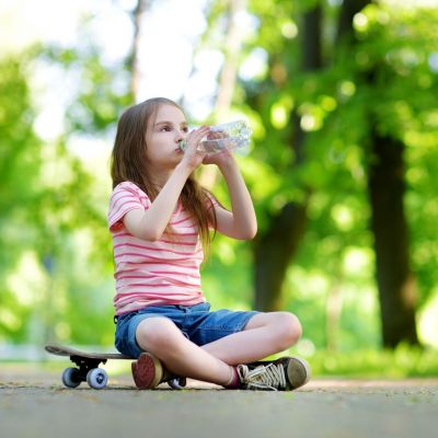 Τι πρέπει να πίνουν τα παιδιά το καλοκαίρι: Ο απόλυτος οδηγός ενυδάτωσης