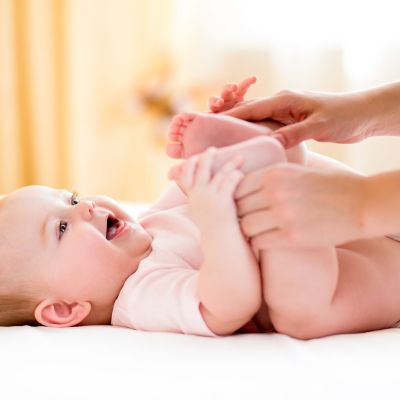 Γιατί το μωρό κοιτάζει τα χέρια σας; 5 πιθανοί λόγοι