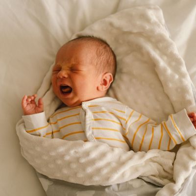 Γιατί το μωρό ξυπνάει κλαίγοντας; 9 συχνοί λόγοι