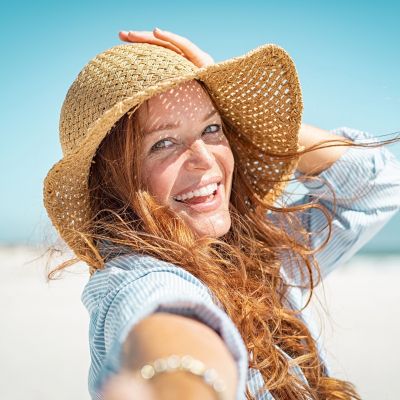 5 tips για να προστατέψεις τα μαλλιά σου από τον ήλιο κι αυτό το καλοκαίρι