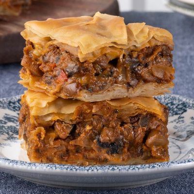 Νηστίσιμη μανιταρόπιτα με χωριάτικο φύλλο και πλούσια γέμιση