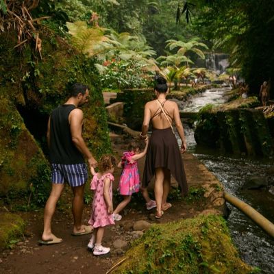 Η Χριστίνα Μπόμπα και ο Σάκης Τανιμανίδης «χάθηκαν» στη ζούγκλα του Μπαλί με τις κόρες τους