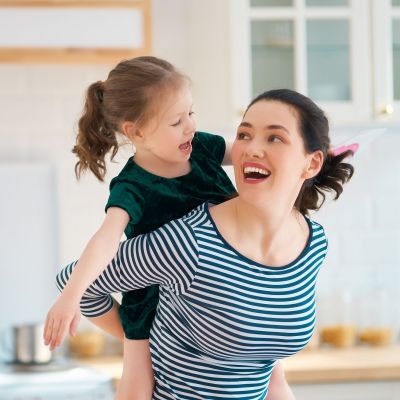 5 φράσεις που αξίζει να πεις στο παιδί σου αν οι νονοί δεν εμφανιστούν