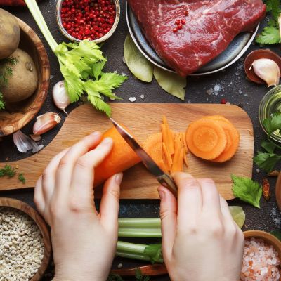 Ξύλινες vs πλαστικές επιφάνειες κοπής: Ποιες είναι καλύτερες για την ασφάλεια των τροφίμων;