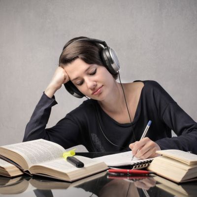 6 tips για σωστή επανάληψη και λιγότερο άγχος πριν τις ενδοσχολικές και τις Πανελλήνιες εξετάσεις