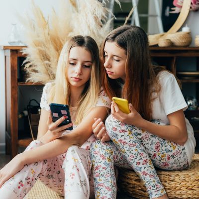 5 νέοι κανόνες που πρέπει να μάθεις στα παιδιά σου για τη χρήση του κινητού