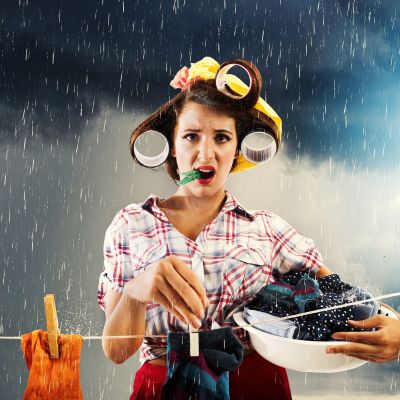 Βρέχει! Τι κάνουμε με τα απλωμένα ρούχα; Η αιώνια ερώτηση της νοικοκυράς