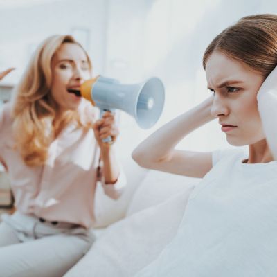 7 παιδικές εμπειρίες που εξηγούν την έλλειψη σεβασμού προς τους γονείς, σύμφωνα με την ψυχολογία