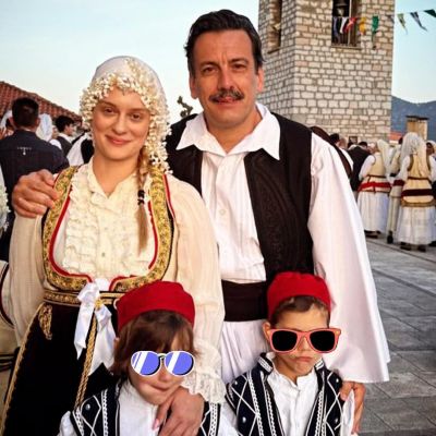 Στο πανηγυράκι του Αη Γιώργη ο Θάνος Κιούσης με τα παιδιά του - Οι παραδοσιακές φορεσιές που φόρεσαν