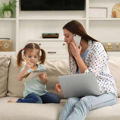 Το να είμαι εργαζόμενη μαμά δεν είναι πάντα εύκολο, αλλά αξίζει κάθε λεπτό χάρη σε εσένα