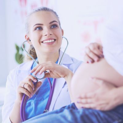 Η μαία, η σύμβουλος της γυναίκας: πριν από την εγκυμοσύνη ως και τη λοχεία