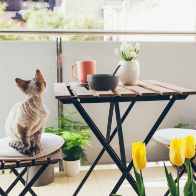 Μικρό μπαλκόνι: 10 ιδέες για να το διακοσμήσετε με φυτά και τα κατάλληλα έπιπλα