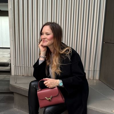 Η Ανίτα Μπραντ με τον μάρσιπο στο γραφείο: Όταν η μητρότητα και η καριέρα συνδυάζονται