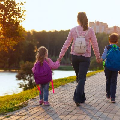 Sherpa μαμά: Η μητέρα που στηρίζει αθόρυβα τα παιδιά της