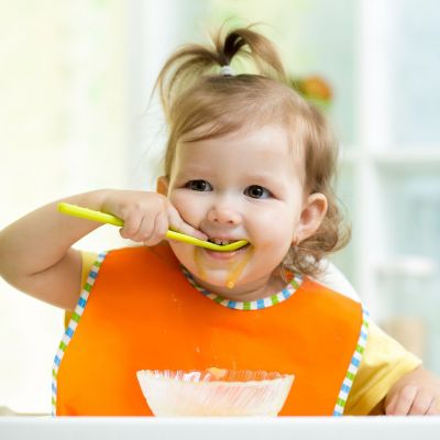 Πότε το μωρό μαθαίνει να τρώει μόνο του με κουτάλι;