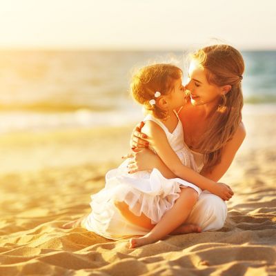 Mαμά - δελφίνι: Όταν η τρυφερότητα συνυπάρχει με τα όρια