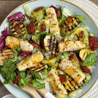 Δροσερή σαλάτα με κολοκυθάκια και τηγανητή φέτα