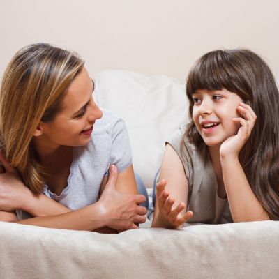 Γιατί είναι σημαντικό να μιλάτε για τον εαυτό σας στα παιδιά σας, σύμφωνα με ψυχοθεραπεύτρια