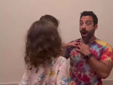 Σάκης Τανιμανίδης: Πώς έφτιαξαν οι κόρες του το δώρο γενεθλίων του - Ενθουσιάστηκε η Β. Μιλλούση