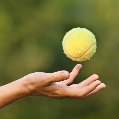 Αυτό το απλό τεστ με μπαλάκι του τένις αποκαλύπτει πόσο καλά μεγαλώνετε
