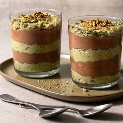 Μους σοκολάτας με κανταΐφι και πραλίνα φιστικιού σε ποτήρι