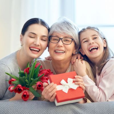Γιορτή της Μητέρας: 6 tips για να επιλέξετε το ιδανικό δώρο για τη γιαγιά